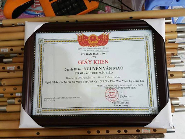 Giấy khen của Uỷ ban dân tộc tặng anh Mão.