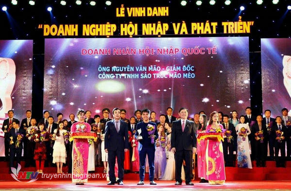 Nguyễn Văn Mão đứng giữa nhận thưởng