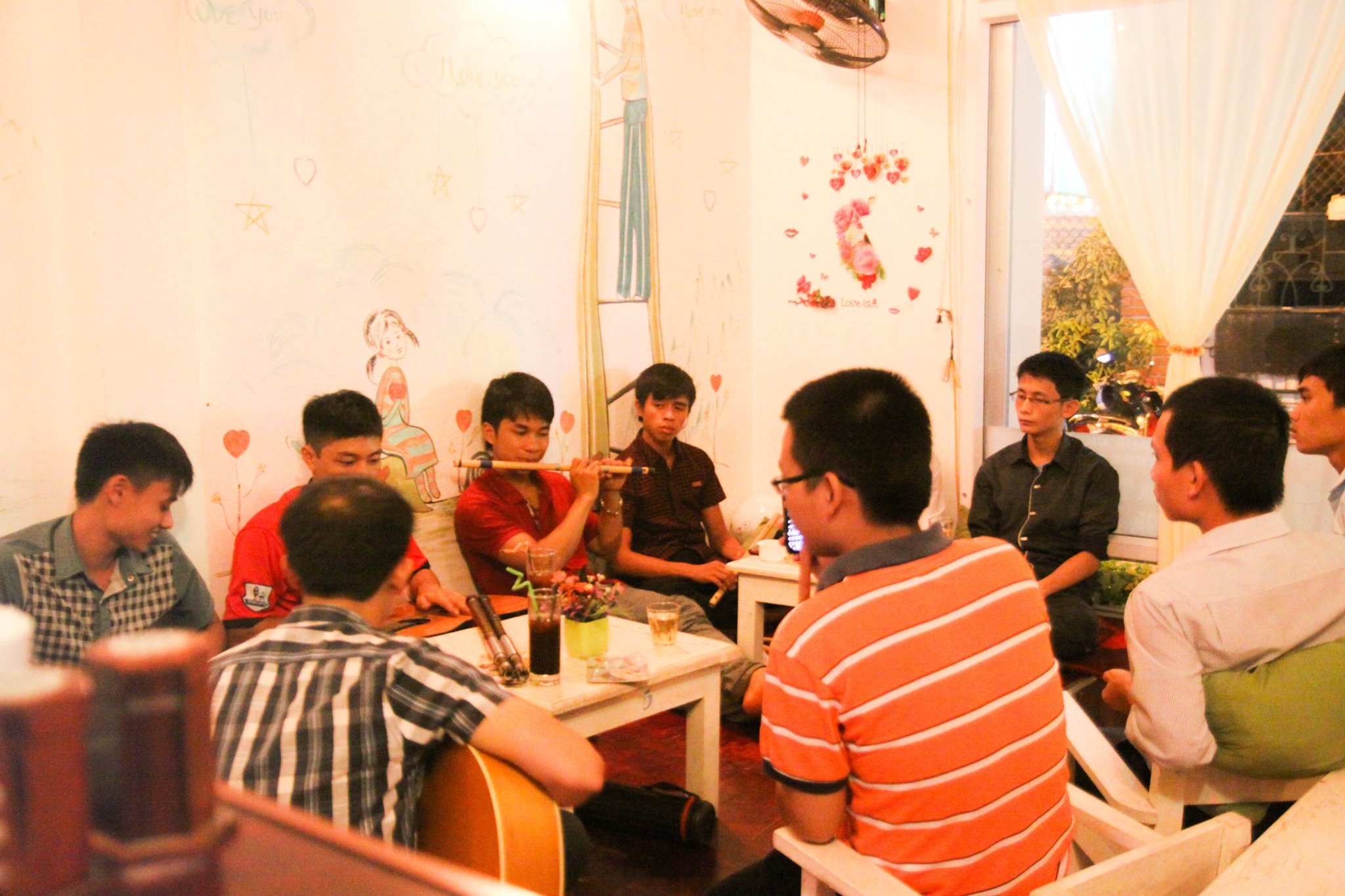 Mão mèo thổi sáo