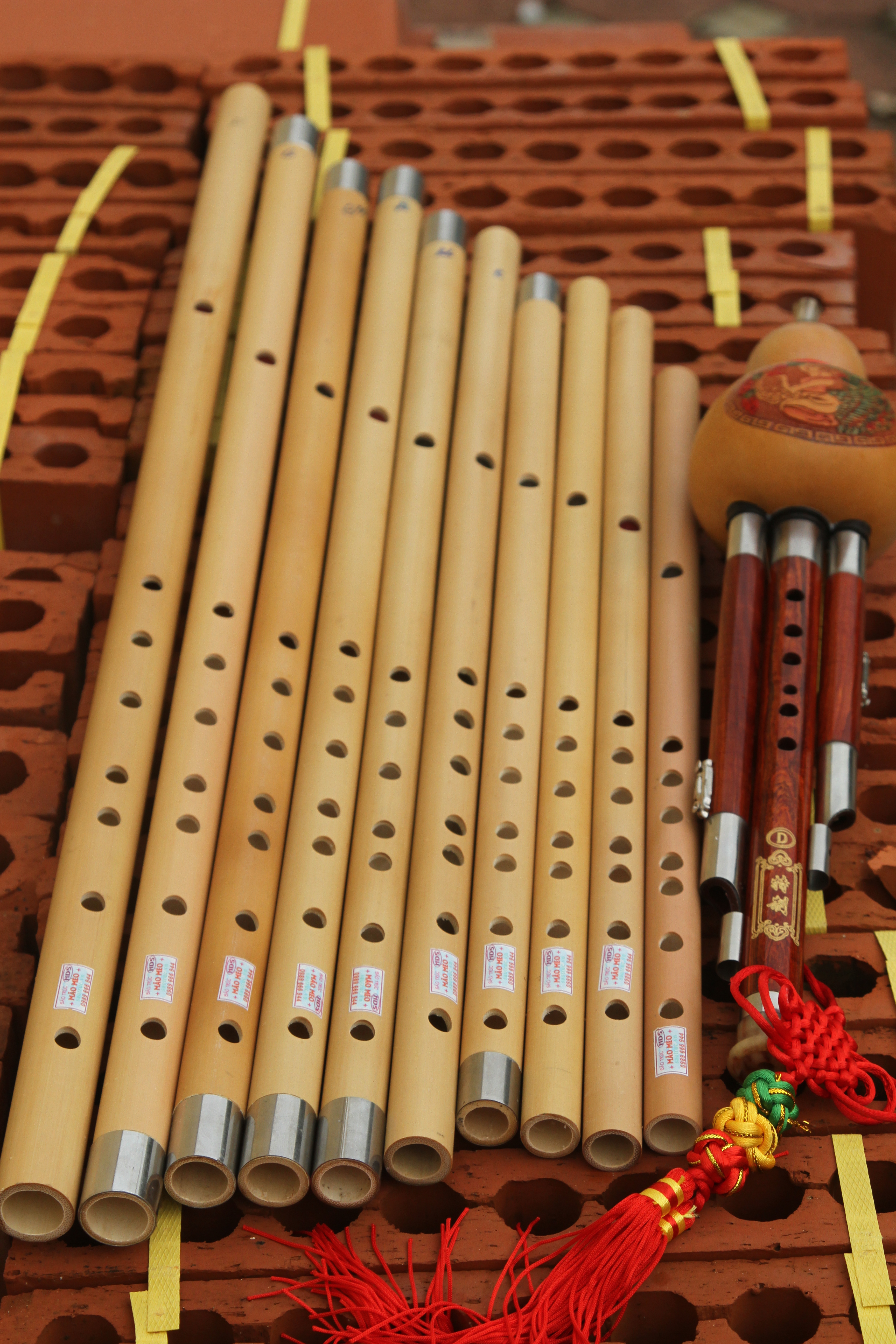 cây sáo cạnh cây sáo bầu (nằm trong bộ sáo cơ bản)